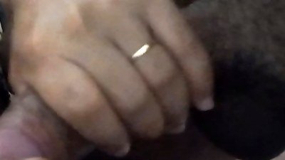 A m&atilde;o da esposa enquanto ela me chupa