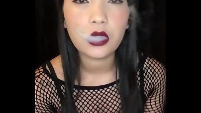 FUMANDO E LENDO A REVISTA PLAYBOY - SMOKING FETISH - dominatrix