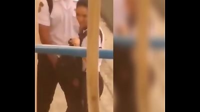 ENAMORADOS son PILLADOS A LA SALIDA DEL COLEGIO.. QUE RICA Y GRAN VERGA TIENE EL PATA !!!!!