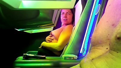 Sesso con una cagna dentro il solarium