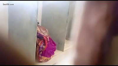 Desi lady public toilet peeing spy