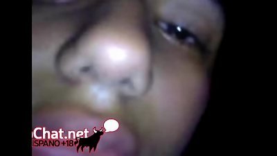 morocha y novio se quedan sin plata para un motel y acaban cogiendo en el auto