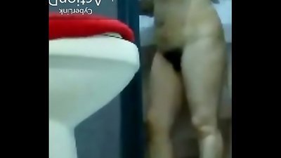 Mi bella hermana se dio cuenta que la estoy grabando que rica panochita velludita tiene